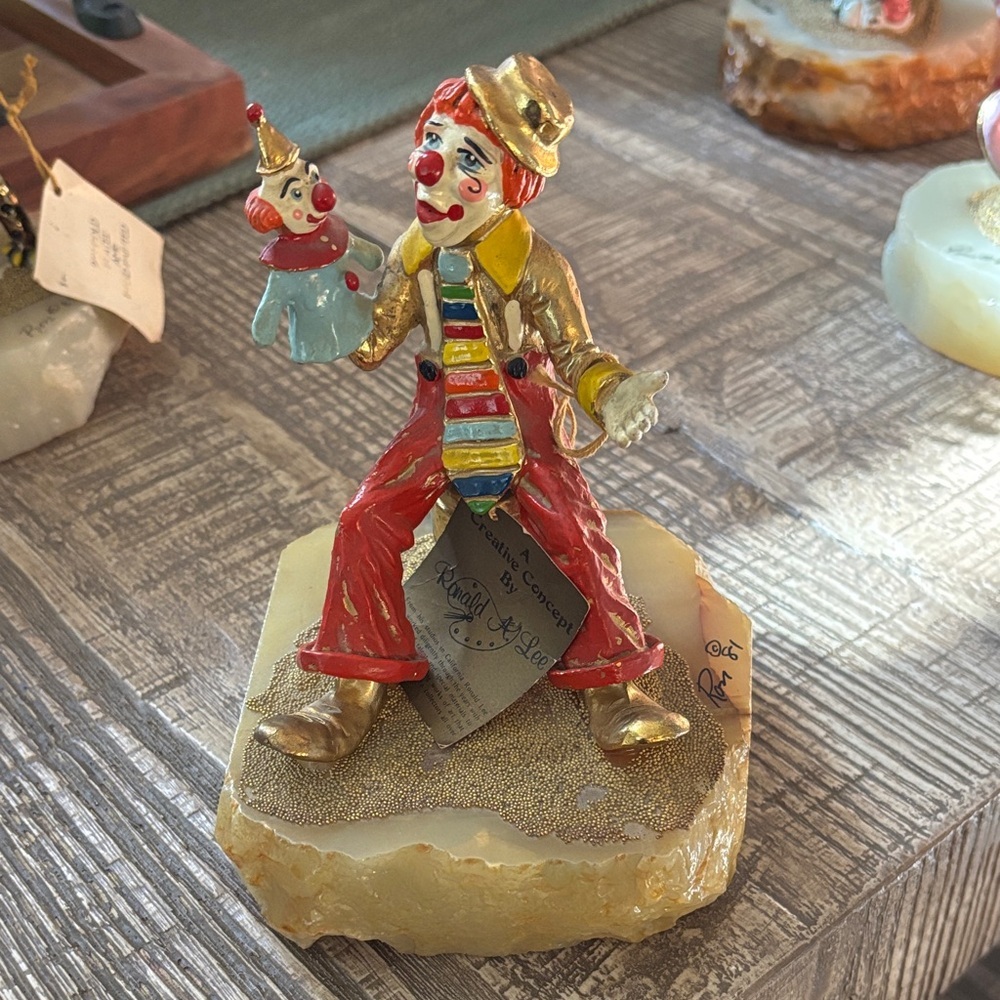 Vintage 1981 Ron Lee Clown Figurine w/ Puppet – Hand Painted Stone Base